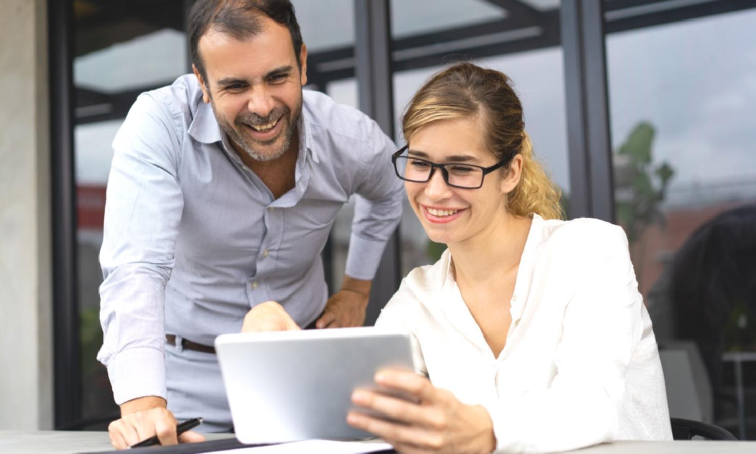 Studenti che collaborano su progetti di design UI in un ambiente di apprendimento pratico